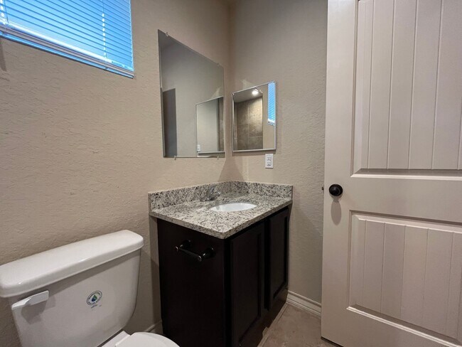 Building Photo - 6866 Lakeview Dr.