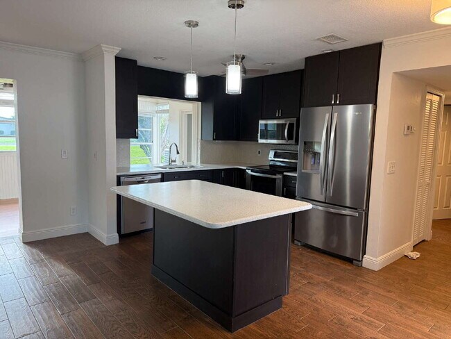 Building Photo - Lakewood - just 10minutes to Downtown Naples!