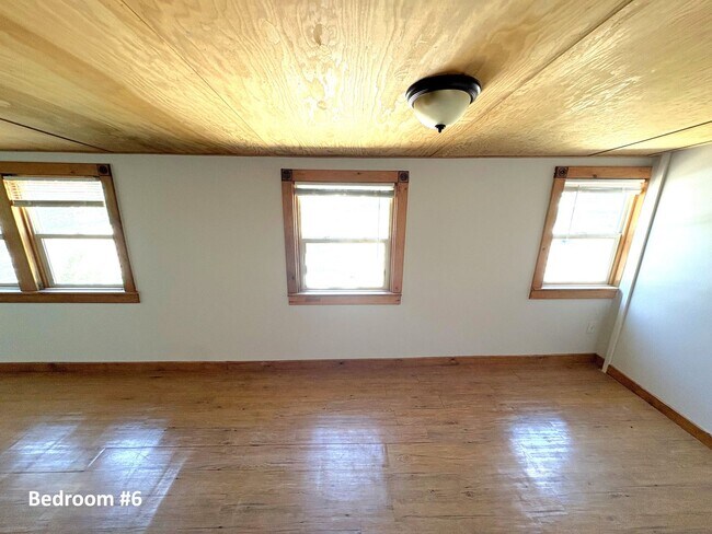 Building Photo - 1529 10th Ave