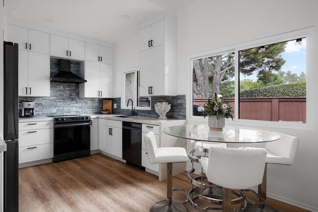 Building Photo - Furnished - Catch the Wave of Modern Comfort at Our Reef Oasis