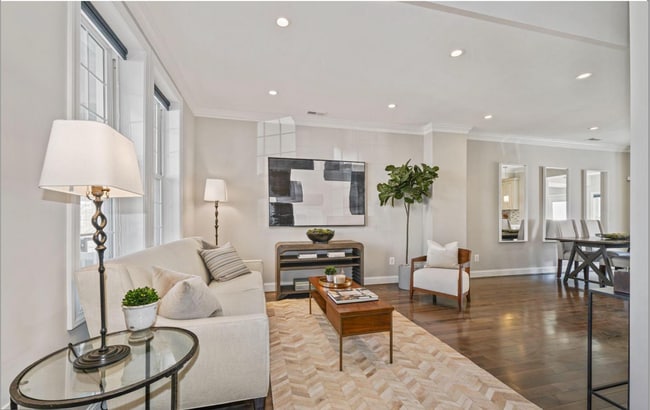 Building Photo - 4 bed 3.5 bath. Parking! Pets Welcome!