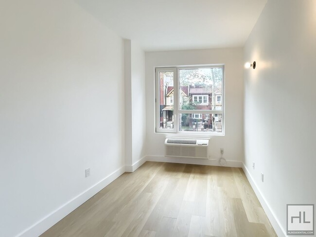 Building Photo - President Street / Spacious 2 Bed 1-Bath N...