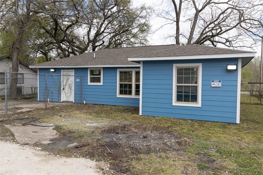Building Photo - 7652 Teesdale Dr