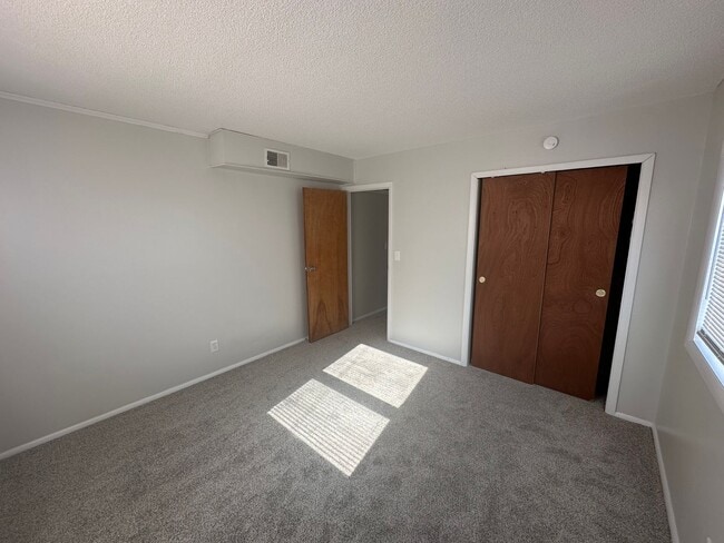 Building Photo - Cozy and comfortable 2 bed 1 bath apartment located in the heart of Speedway. Apply today to sche...