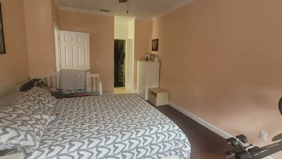primary bedroom - 1049 Blackwater Dr