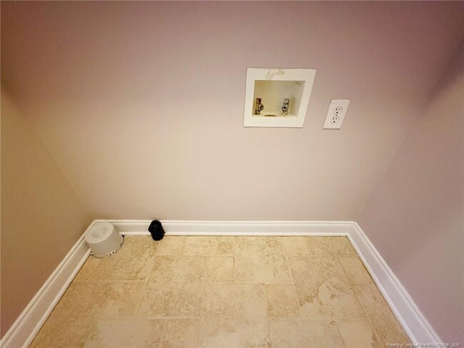 Building Photo - 318 Hawthorn Dr