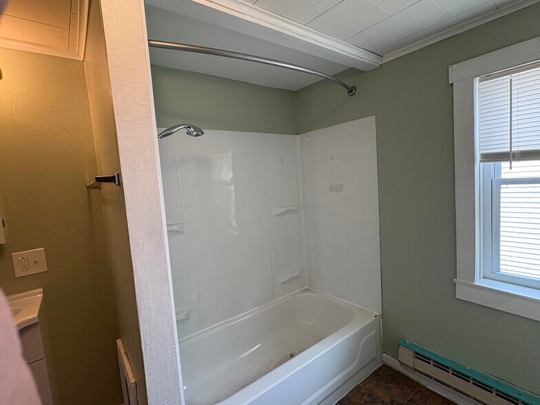 Bathroom - 8 Pine St
