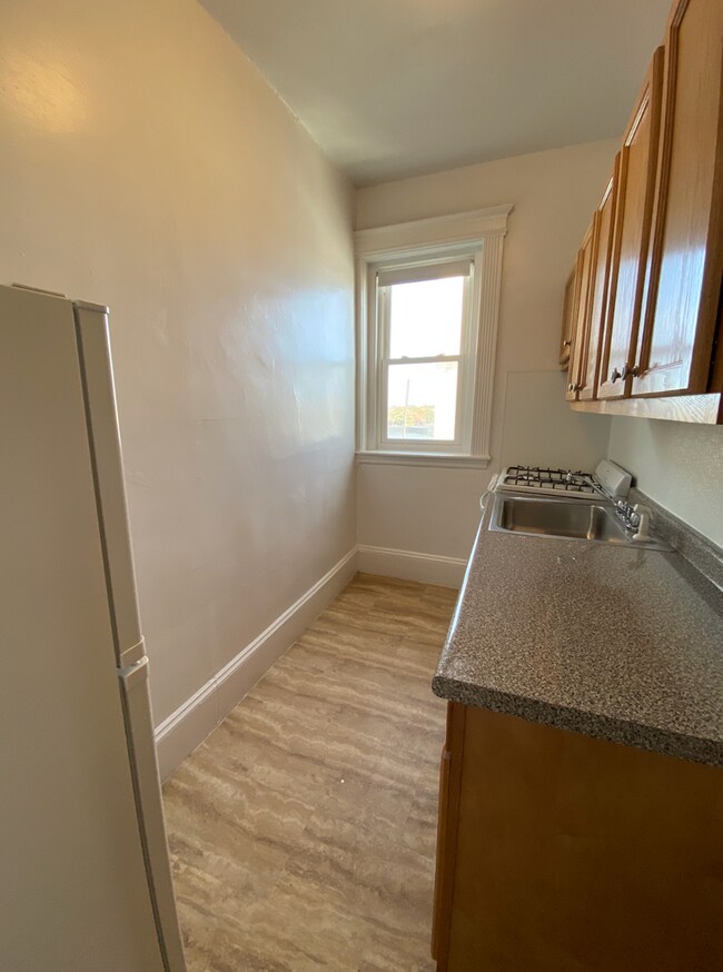 Building Photo - 9/1 No Fee! Split style 2BR on Comm Ave, Green Line