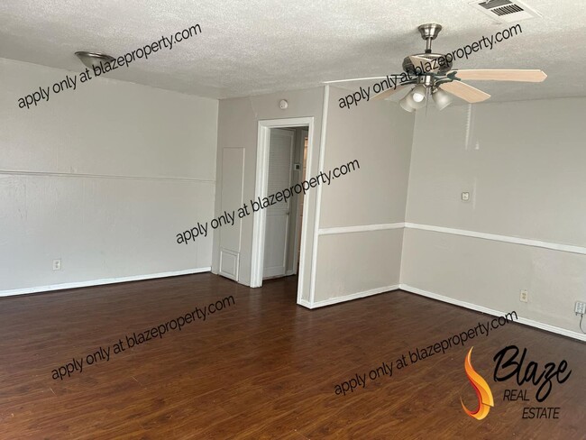 Building Photo - 2 Bed 1 Bath Home | Fresh Paint & New Floo...