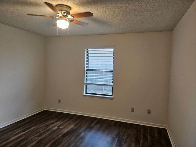 Building Photo - $1150 - 2/2  Jefferson Square - Fresh Clea...