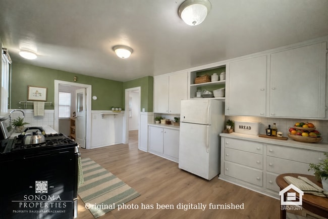 Building Photo - Charming Cottage, Close to Downtown/Plaza!