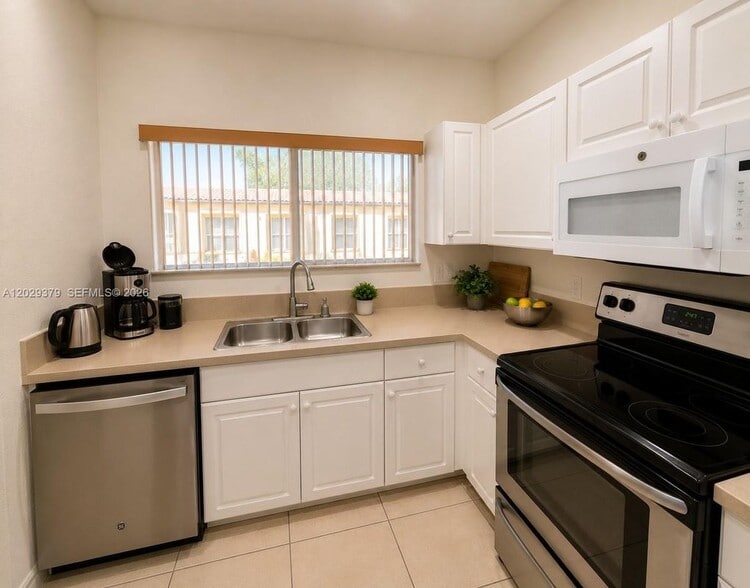 Building Photo - 3856 SW 48th Ave