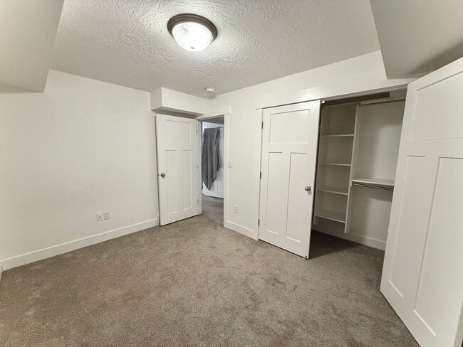 Building Photo - Beautiful SLC Town Home Available Now