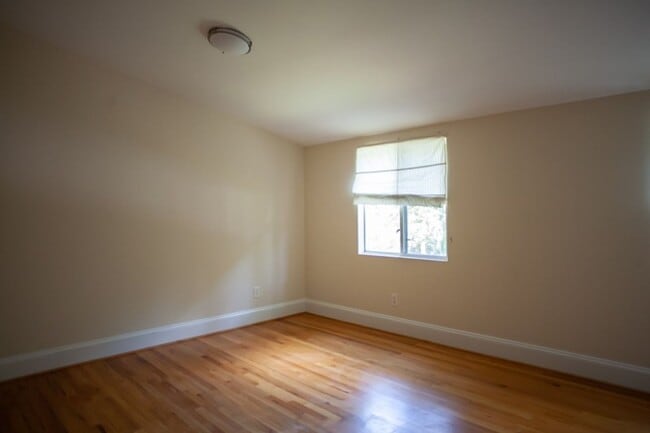 Building Photo - Sleek & Sun-Drenched 2BR Townhouse in Heart of Carrboro