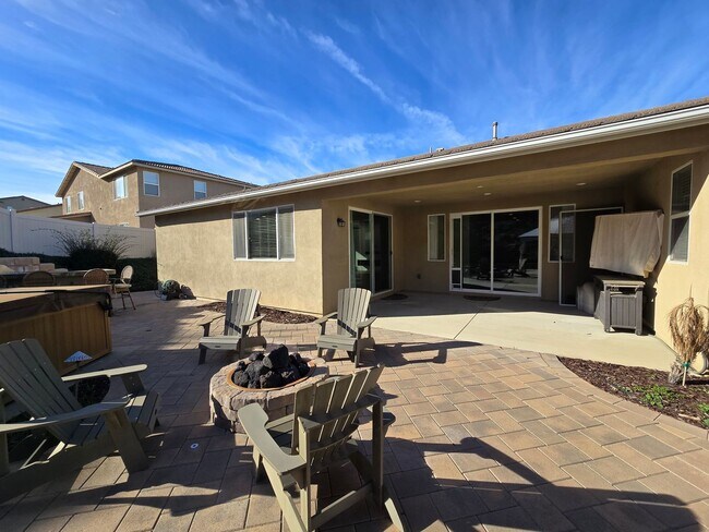 Building Photo - Spacious Woodcrest Single Story