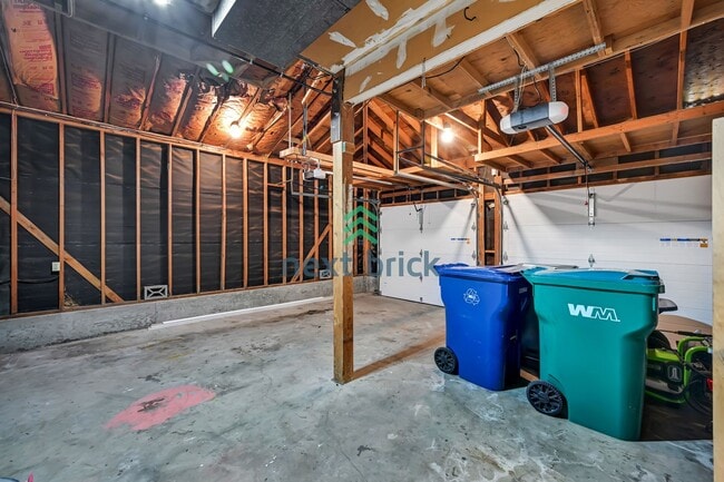 Building Photo - 3 Bed 2 Bath Single-family Home is availab...