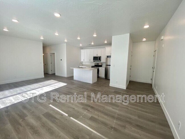 Building Photo - 5801 S Garnet Dr
