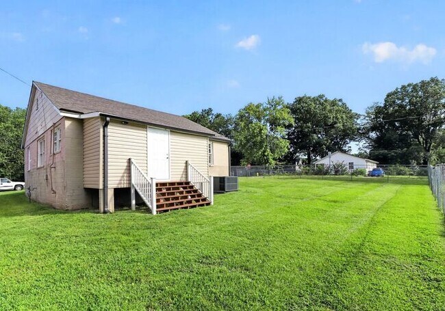 Building Photo - Charming 2BD/1BA Home Near Lakewood Park!
