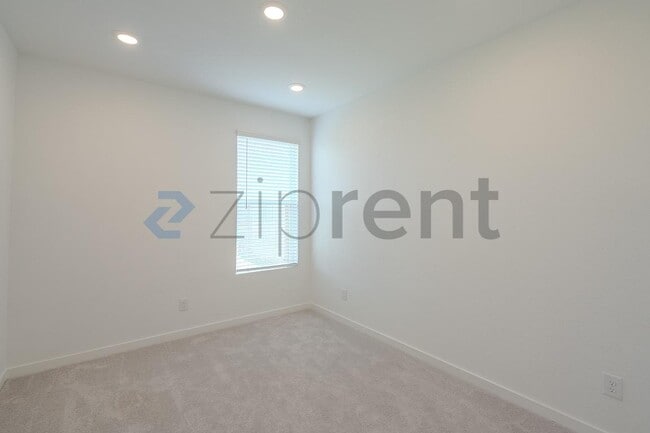 Building Photo - Unit