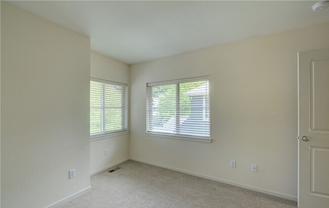Building Photo - 2bd/2.5ba Redmond Townhouse