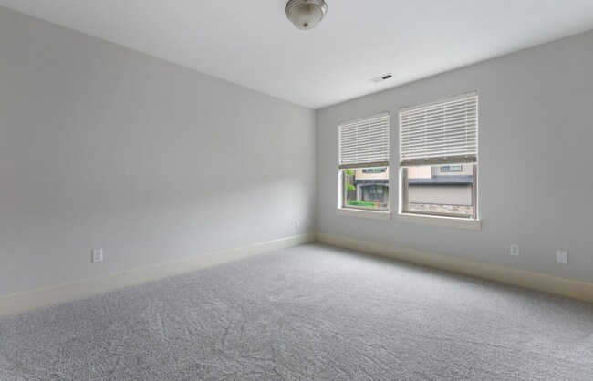 Building Photo - Spacious 5-Bedroom Retreat with Private Gr...