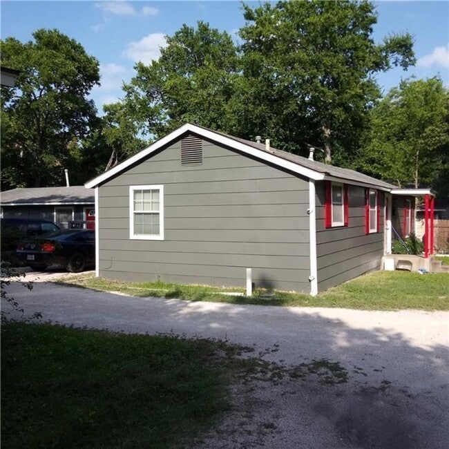 Building Photo - 608 1/2 Genard Unit B - 3 bed 2 bath one story with back yard.