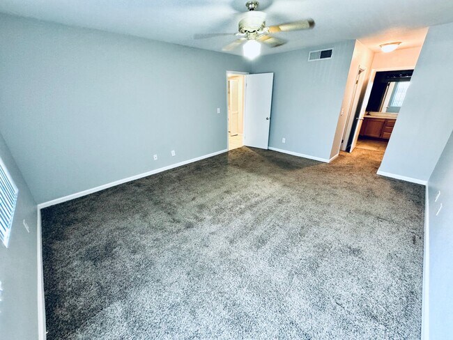 Building Photo - A Cozy 2 bedroom 2 bathroom with patio dow...