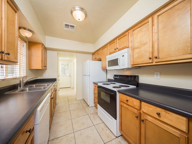 Building Photo - Great Central Location