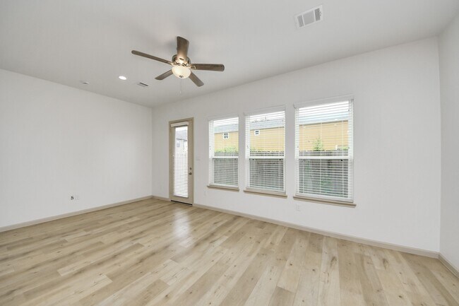 Building Photo - 2119 Esther Dr
