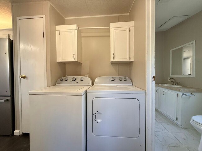 Building Photo - Super Cute 2/2 on almost half acre!