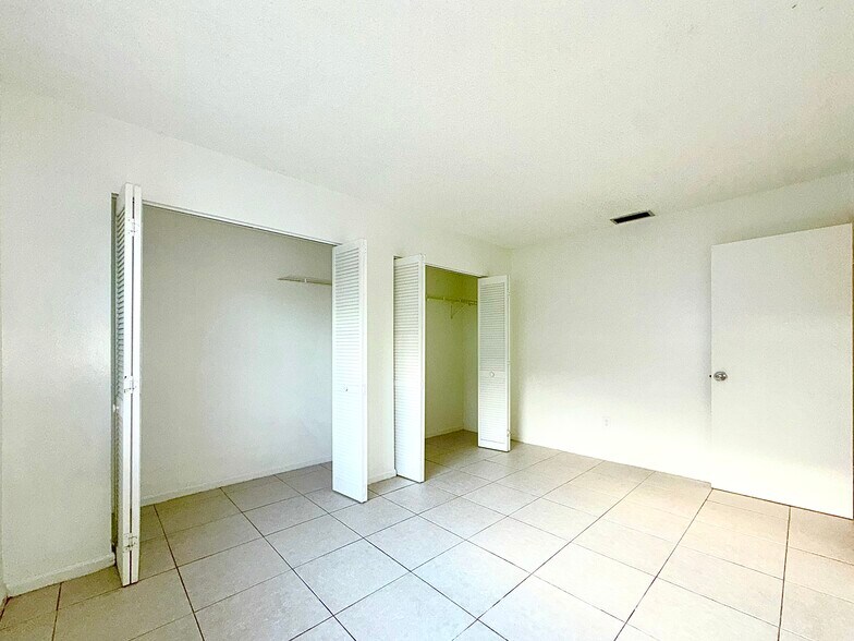 Building Photo - 800 NE 14th St