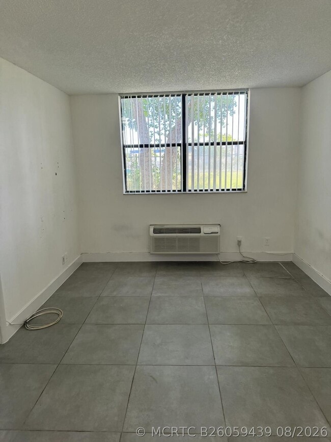 Building Photo - 2501 Riverside Dr