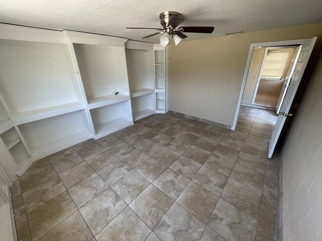 Building Photo - Cozy 3-Bedroom Home on a Corner Lot in Hol...