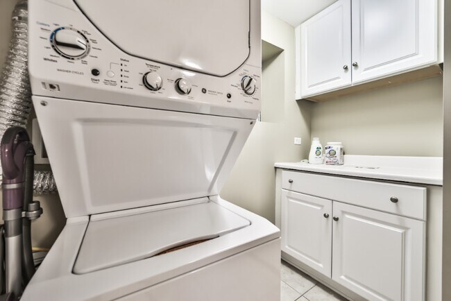 Building Photo - 1851 N Lincoln Ave