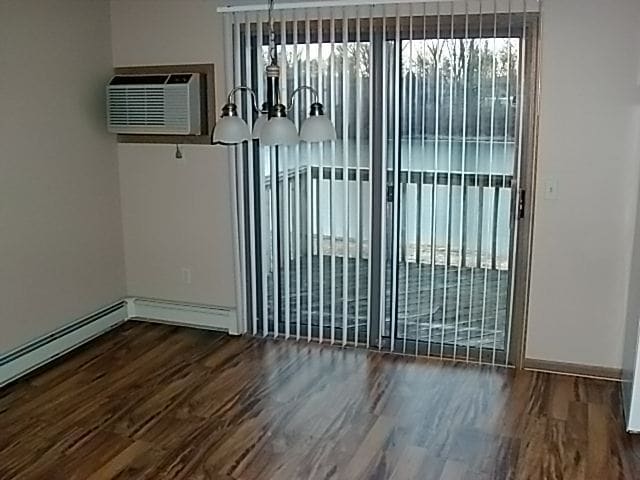 Building Photo - 3 br, 1 bath Townhome - Martin House Townh...