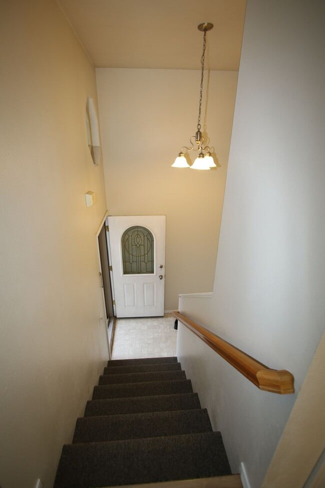 Building Photo - 3 Bedroom Eagle River Townhouse!