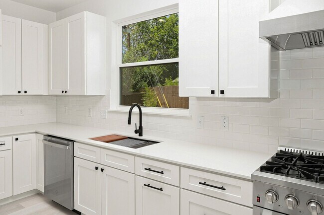 Building Photo - 1500 Sylvan Glade