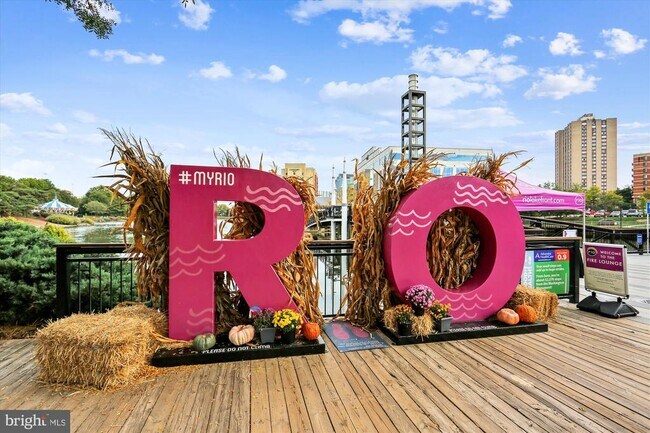 Building Photo - 909 Rockwell Ave