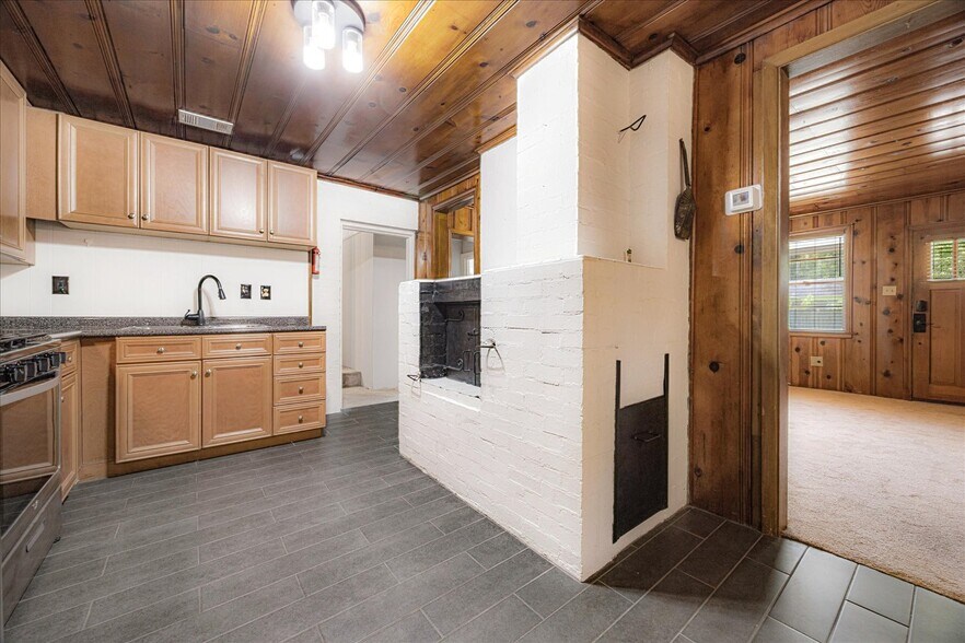 Granny kitchen BBQ Oven #2 - 171 Palisade St