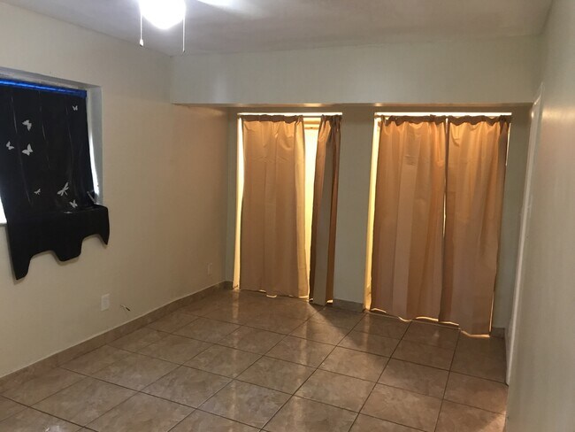 Building Photo - Large 5-2 house in Oakland Park