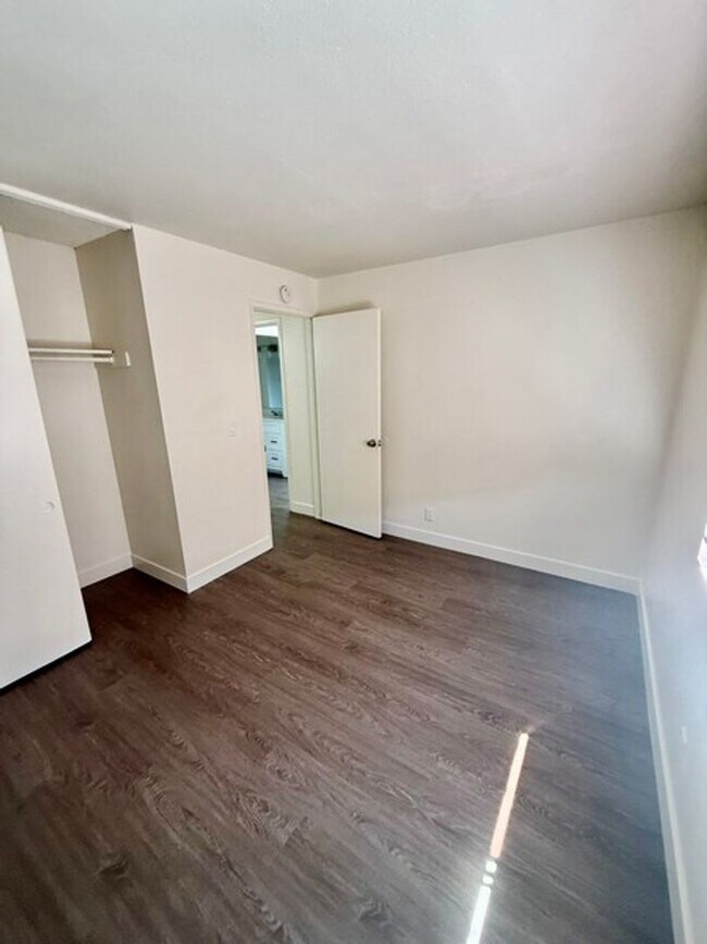 Building Photo - 3 bedroom apartment with a 1 car garage
