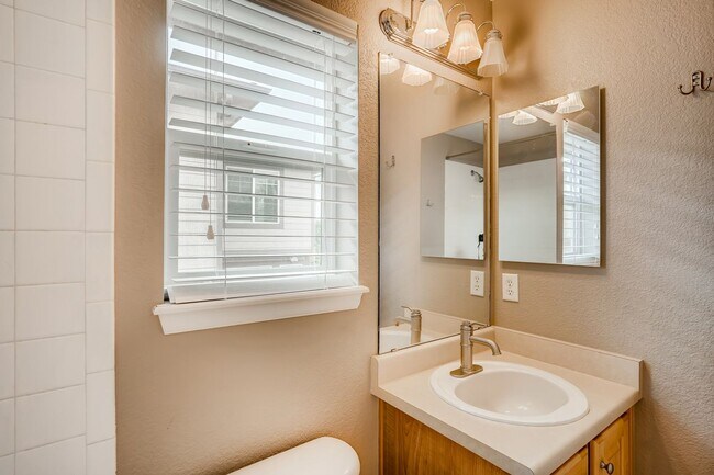 Building Photo - Gorgeous light and bright home in desirable Hearth neighborhood