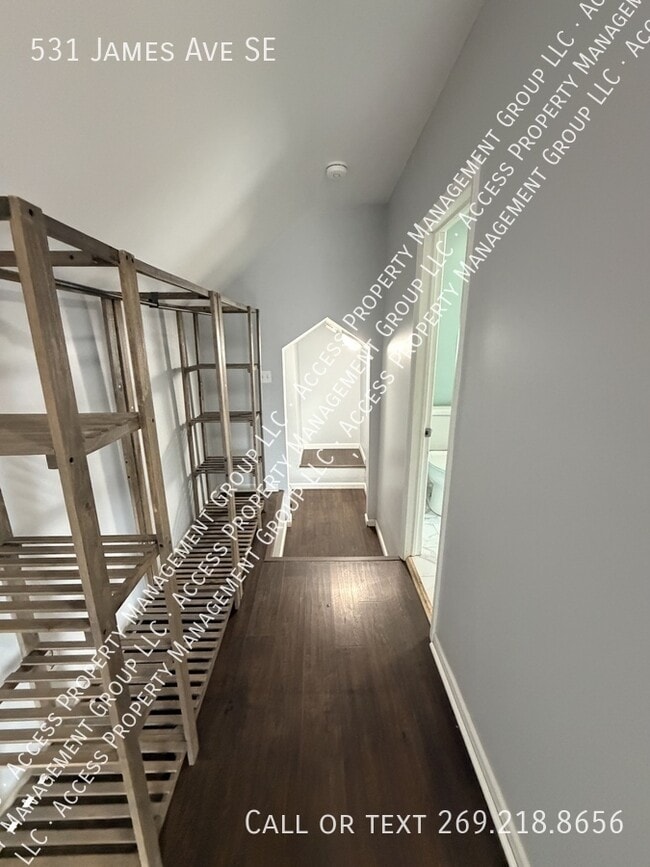 Building Photo - 531 James Ave SE