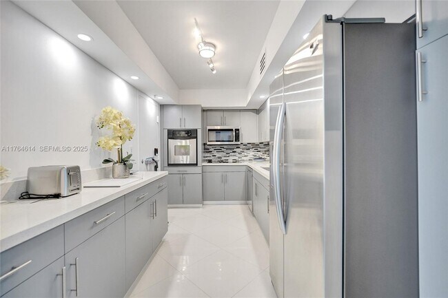 Building Photo - 4001S S Ocean Dr