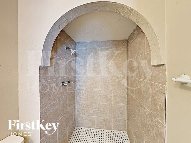 Building Photo - 2211 Fairgreen Dr