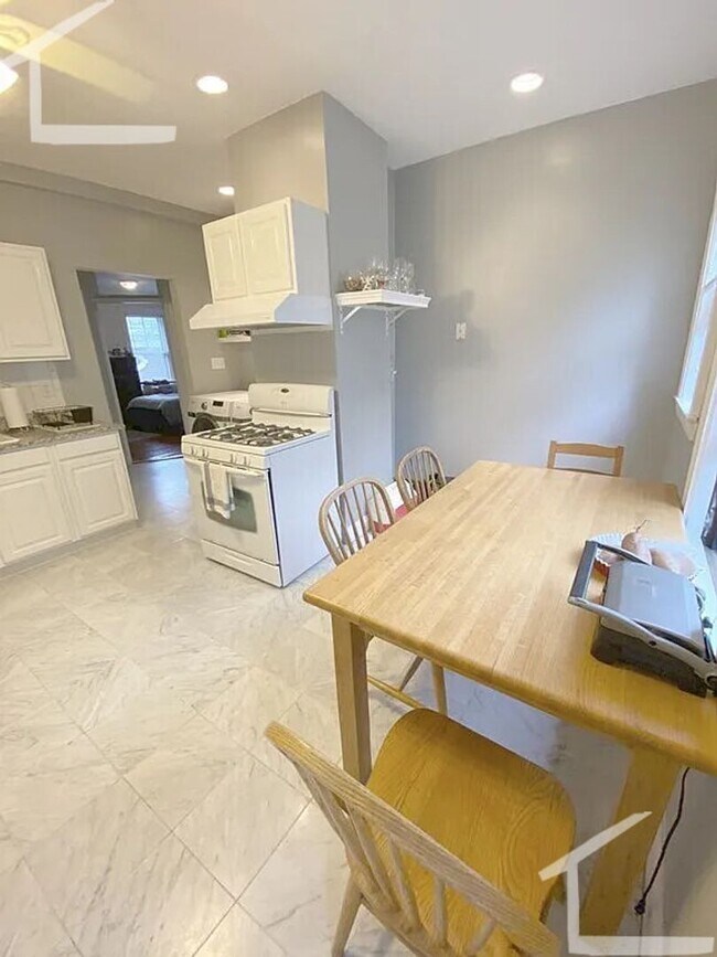 Building Photo - Nicely updated 3 bed unit with in unit laundry!