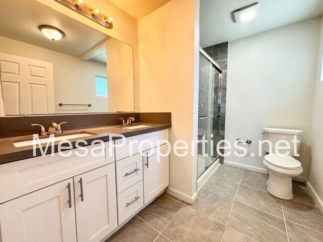 Building Photo - 820 Caliente Dr