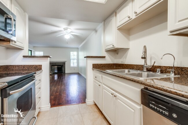 Building Photo - Renovated 2Bdm 2Ba Condo in Prime Carmel M...