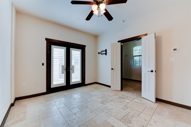 Building Photo - 905 W 22nd St