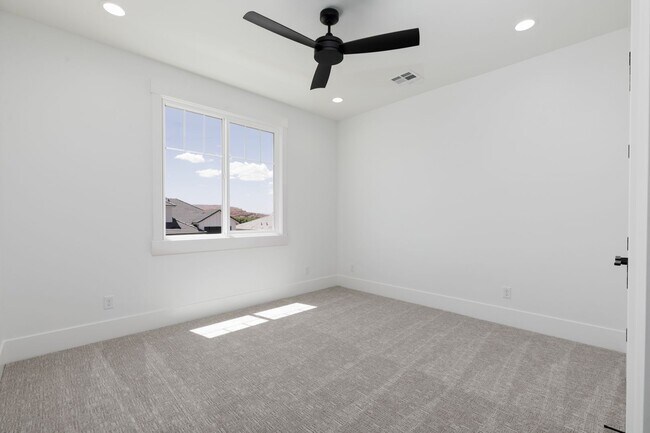 Building Photo - Stunning 5 bed 4 bath with RV Garage